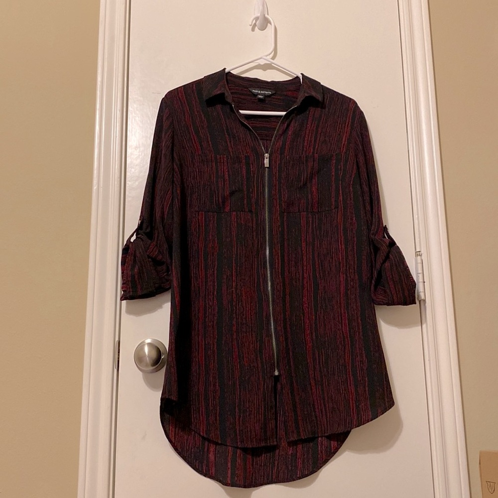 3/4 sleeve black and maroon tunic with pockets and front zipper